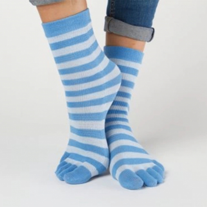 Amazing Care Tåstrumpa blå/ljusblå randig stl.38-40 i gruppen Livsstil & Träning / Kläder och Accessoarer hos Masesgården AB (1780)